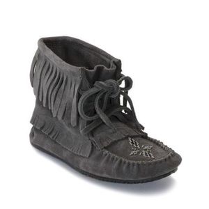 Manitobah Mukluks ‘Harvester’ in Charcoal Size:7